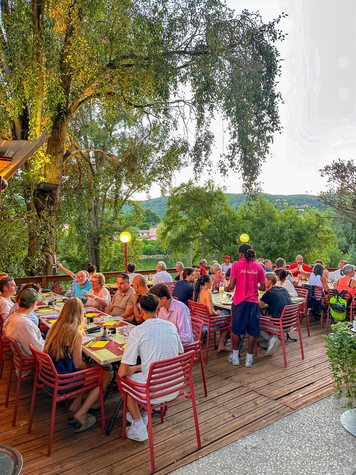 Terrasse de la guinguette La Paillote à Rochetaillée sur saône